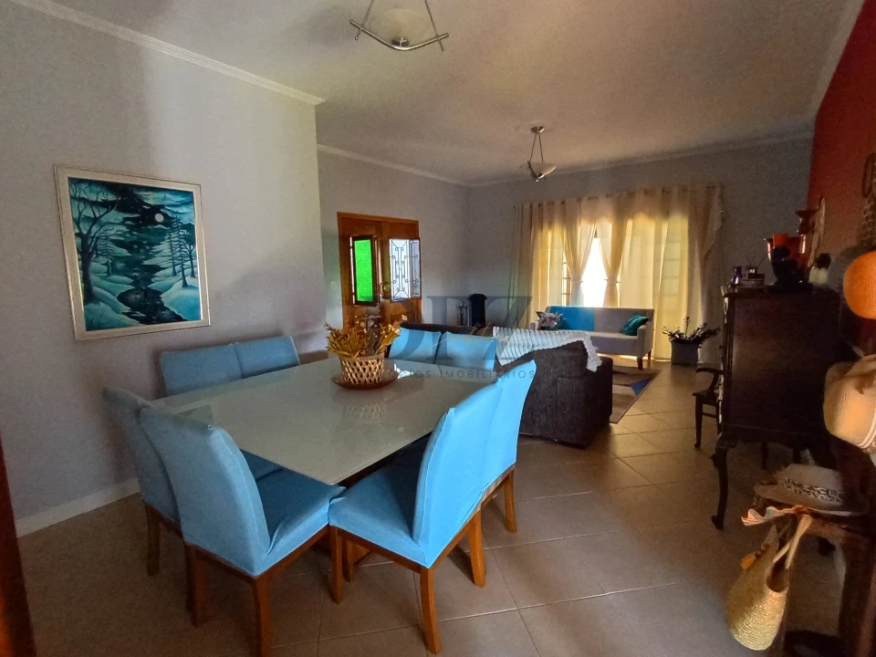 Casa estilo chácara com piscina, gourmet e 4 vagas