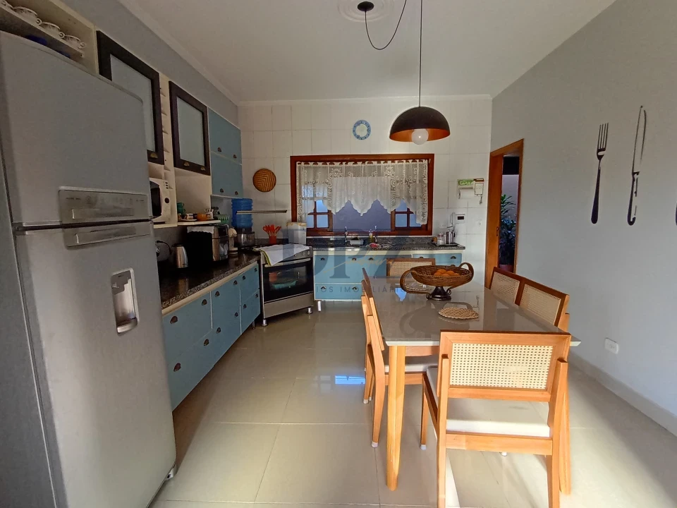 Casa estilo chácara com piscina, gourmet e 4 vagas