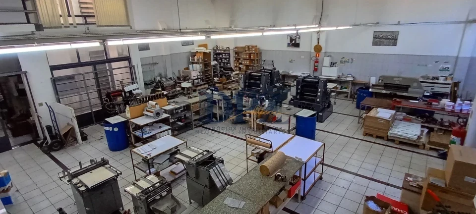 Amplo Salão de 400m² com Mezanino Estruturado