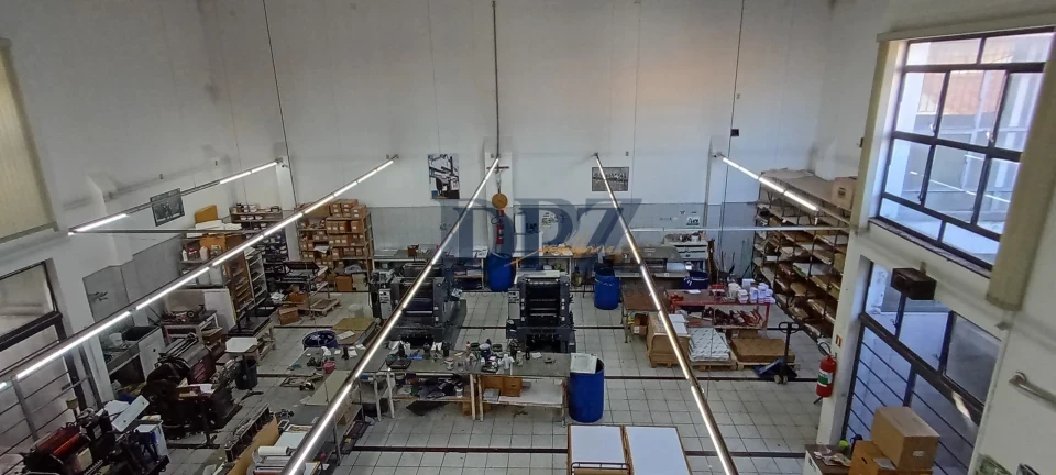 Amplo Salão de 400m² com Mezanino Estruturado