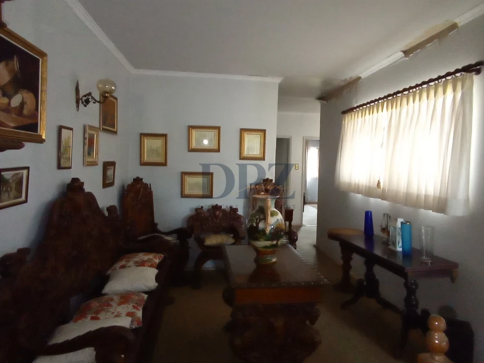 Imagens do imóveis Joia Clássica com Grande Potencial: Ambientes Amplos, Escritório e Quintal