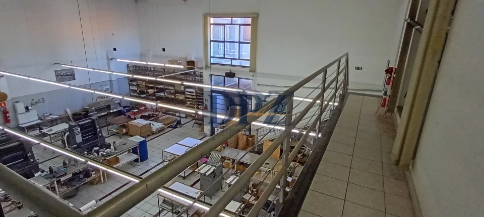 Amplo Salão de 400m² com Mezanino Estruturado