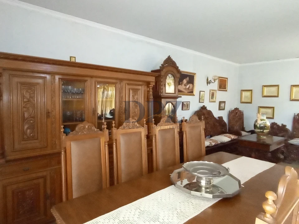 Imagens do imóveis Joia Clássica com Grande Potencial: Ambientes Amplos, Escritório e Quintal