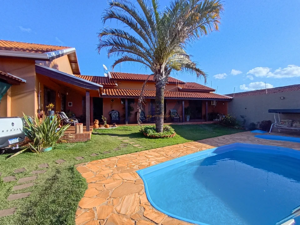 Casa estilo chácara com piscina, gourmet e 4 vagas
