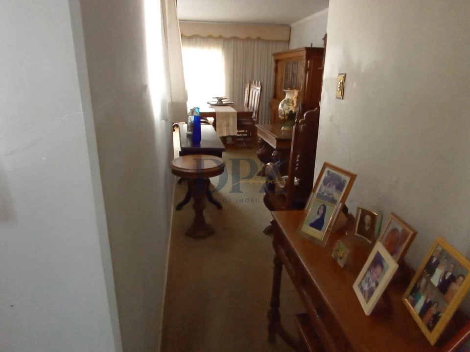 Imagens do imóveis Joia Clássica com Grande Potencial: Ambientes Amplos, Escritório e Quintal
