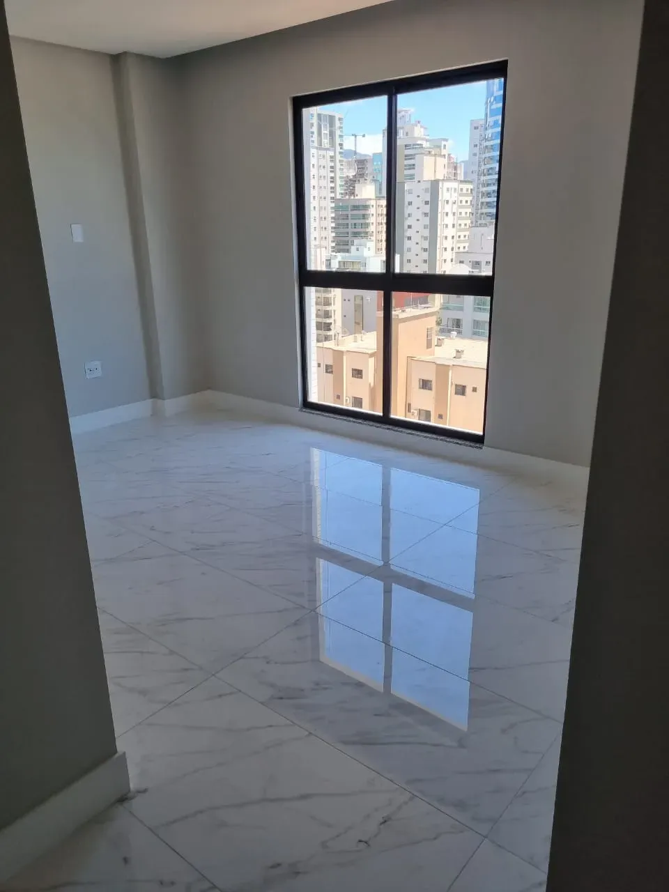Imagens do imóveis Apartamento com 3 suítes e 3 vagas de garagem na Meia Praia em Itapema