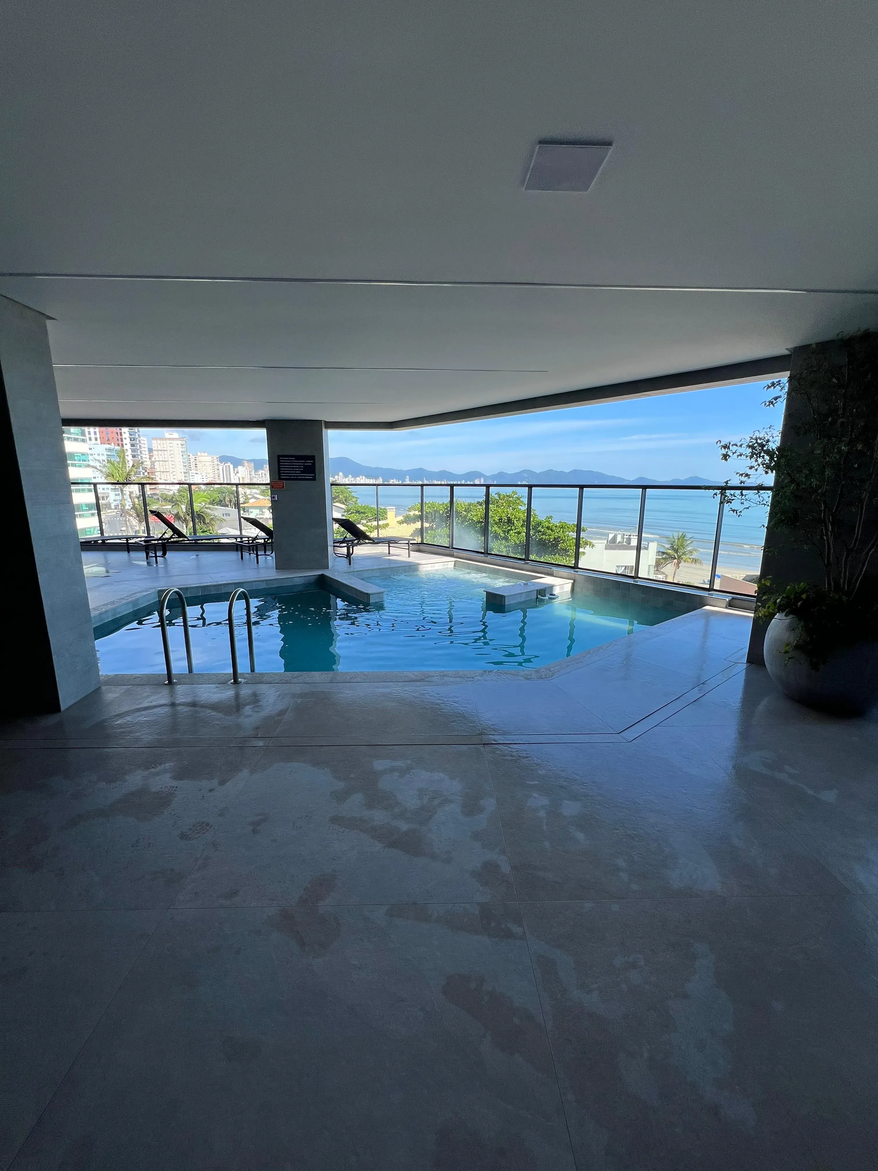 Imagens do imóveis Apartamento frente mar com 3 suítes e 2 vagas de garagem na Praia do Perequê em Porto Belo