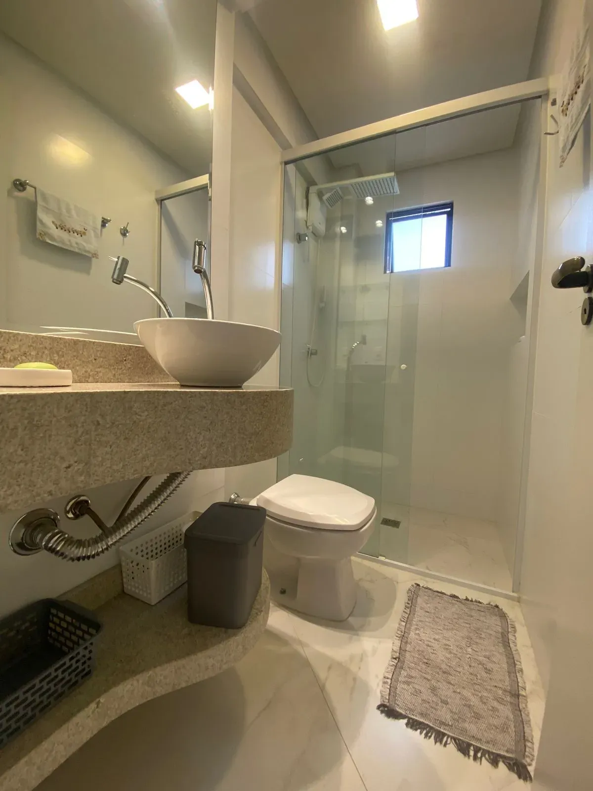 Imagens do imóveis Apartamento quadra mar com 2 dormitórios sendo 1 suíte na Meia Praia em Itapema