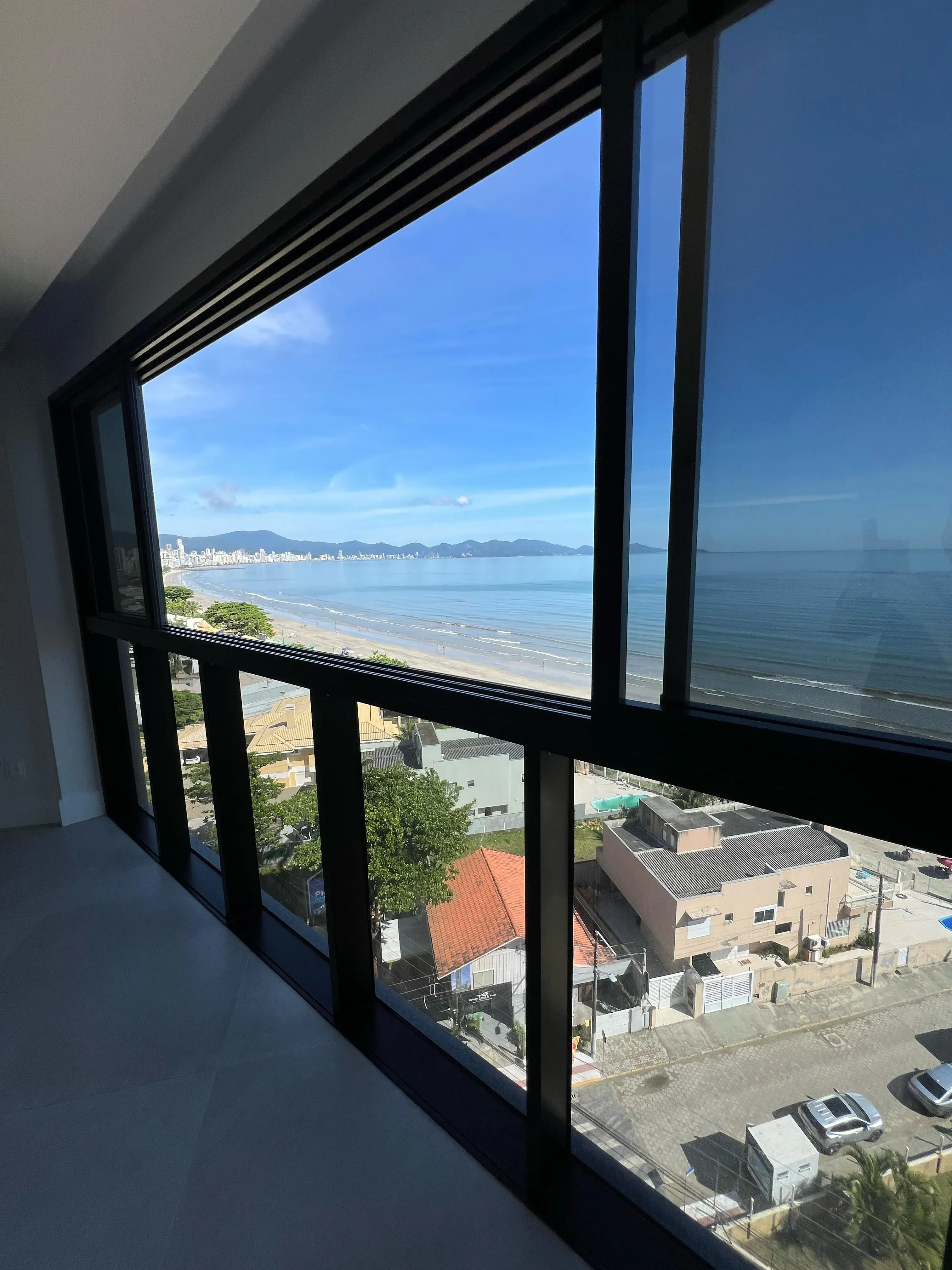 Imagens do imóveis Apartamento frente mar com 3 suítes e 2 vagas de garagem na Praia do Perequê em Porto Belo