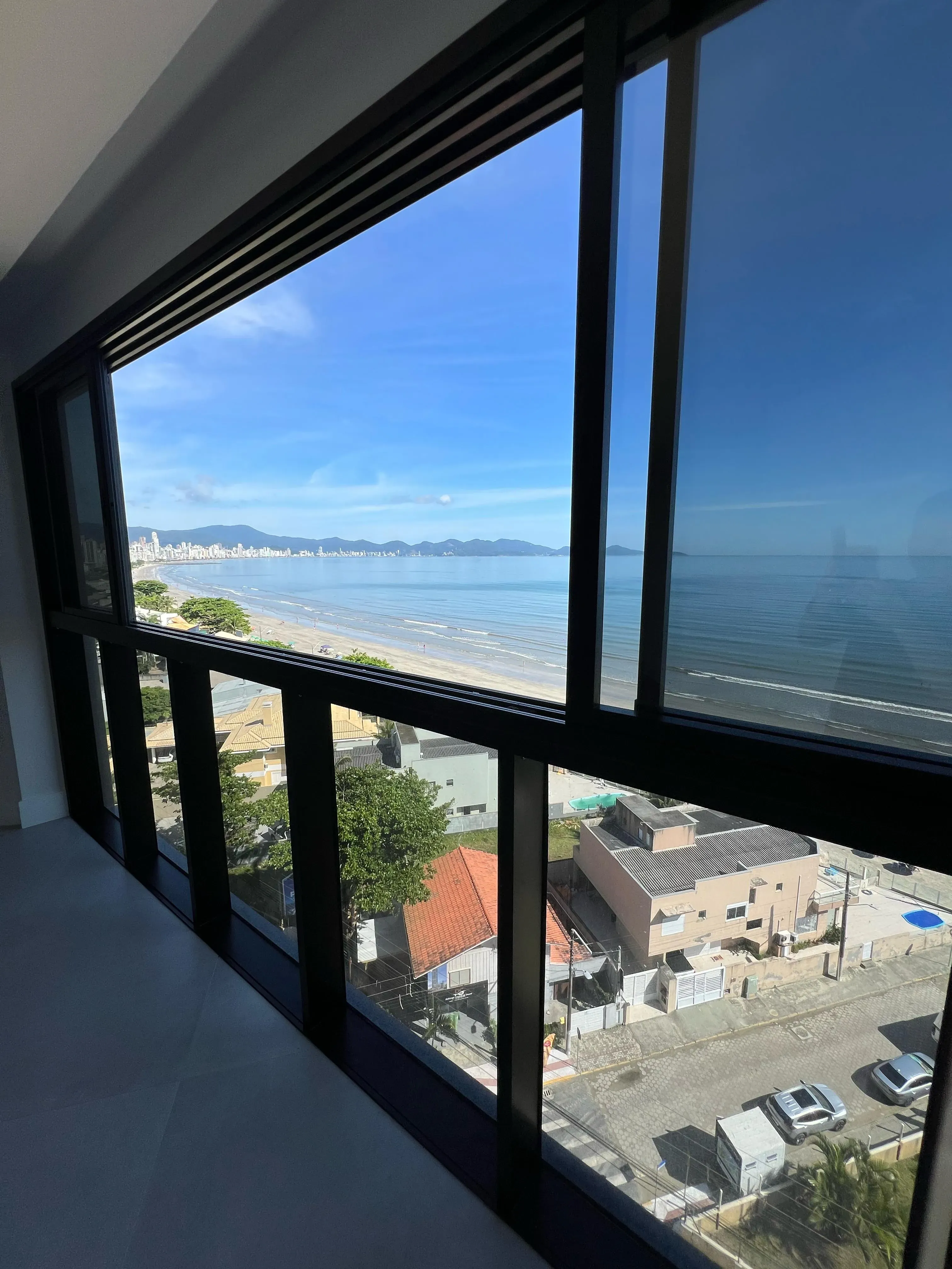 Imagens do imóveis Apartamento frente mar com 3 suítes e 2 vagas de garagem na Praia do Perequê em Porto Belo
