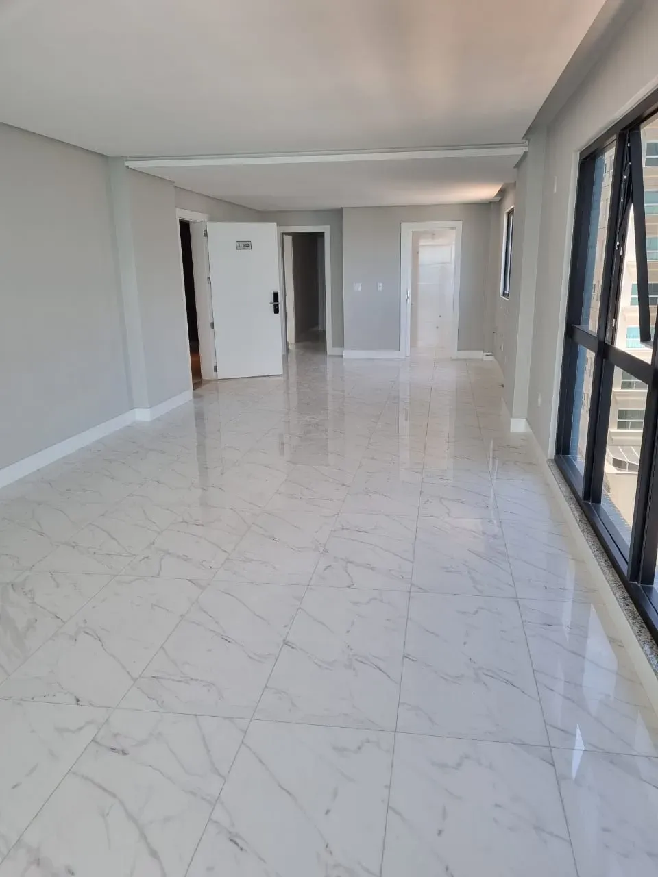 Imagens do imóveis Apartamento com 3 suítes e 3 vagas de garagem na Meia Praia em Itapema