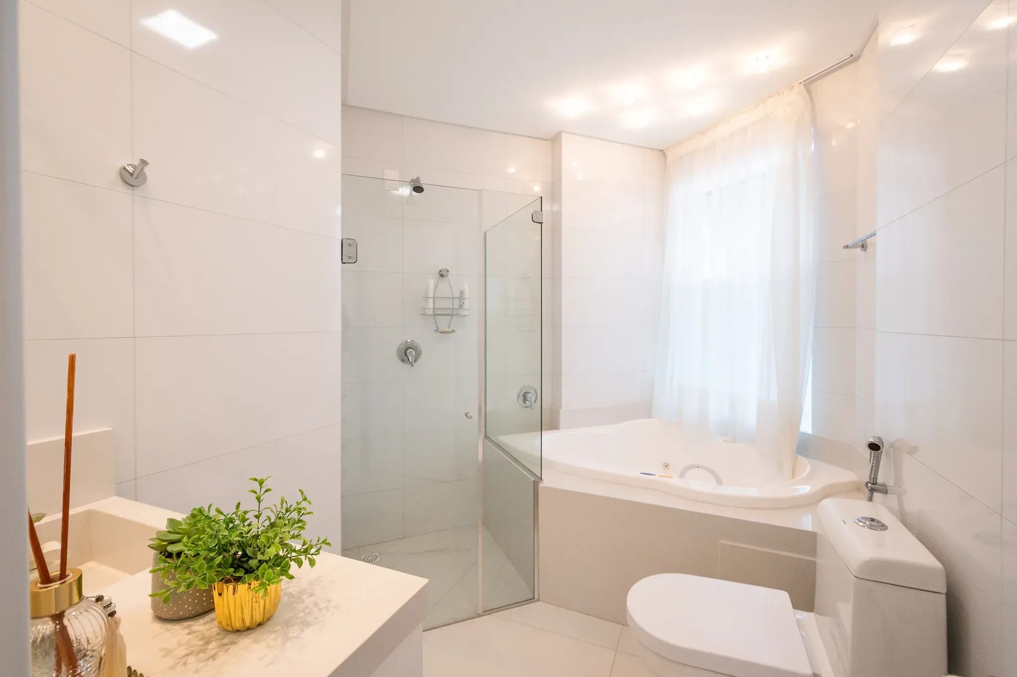 Imagens do imóveis Apartamento mobiliado com 4  suítes e 3 vagas de garagem em Itapema