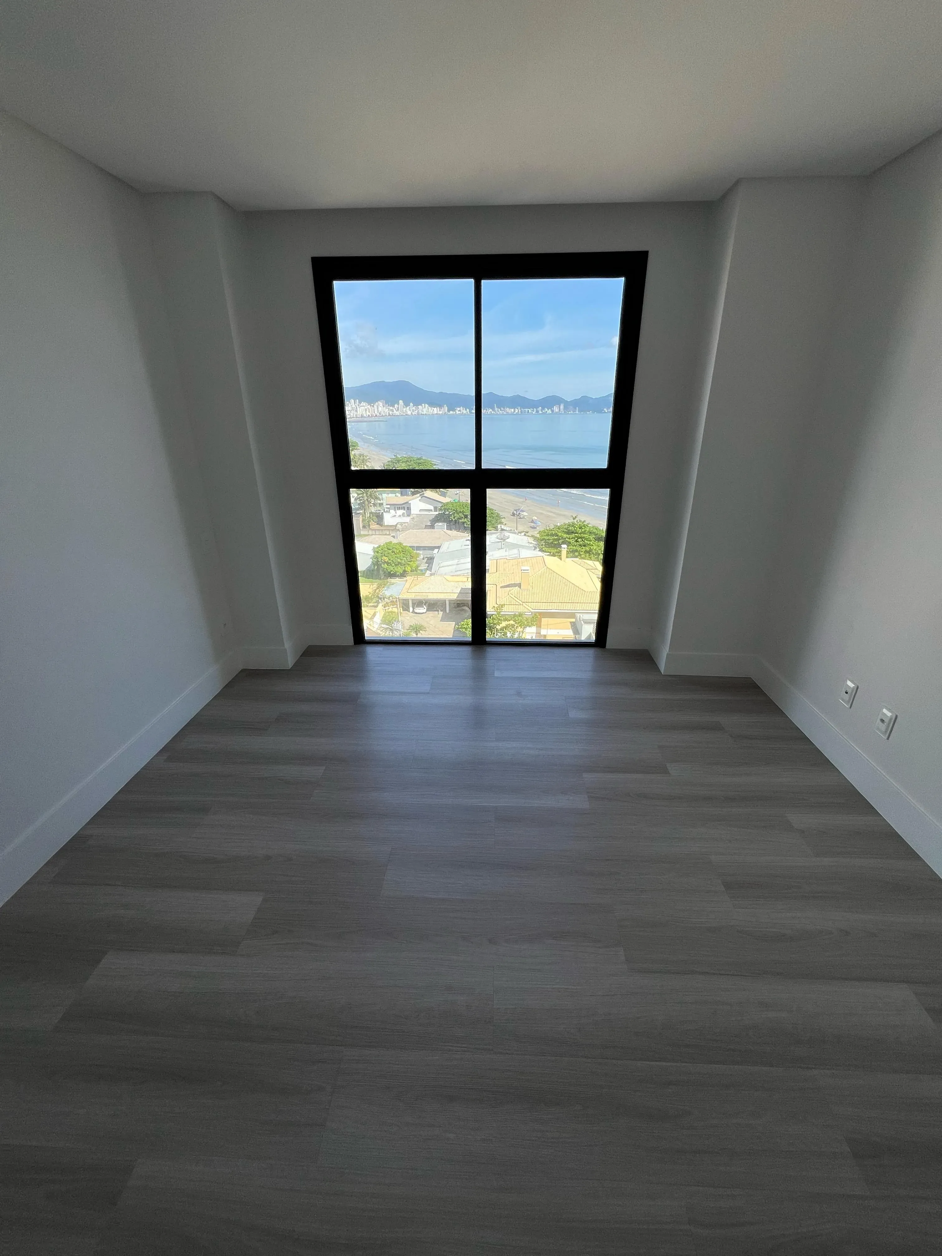 Imagens do imóveis Apartamento frente mar com 3 suítes e 2 vagas de garagem na Praia do Perequê em Porto Belo