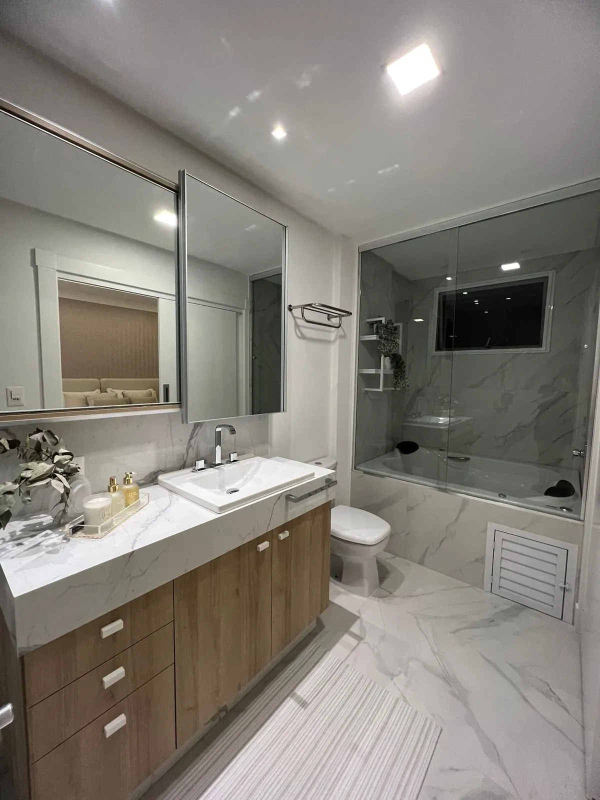 Imagens do imóveis Apartamento quadra mar com 4 suítes e 3 vagas de garagem no centro de Itapema