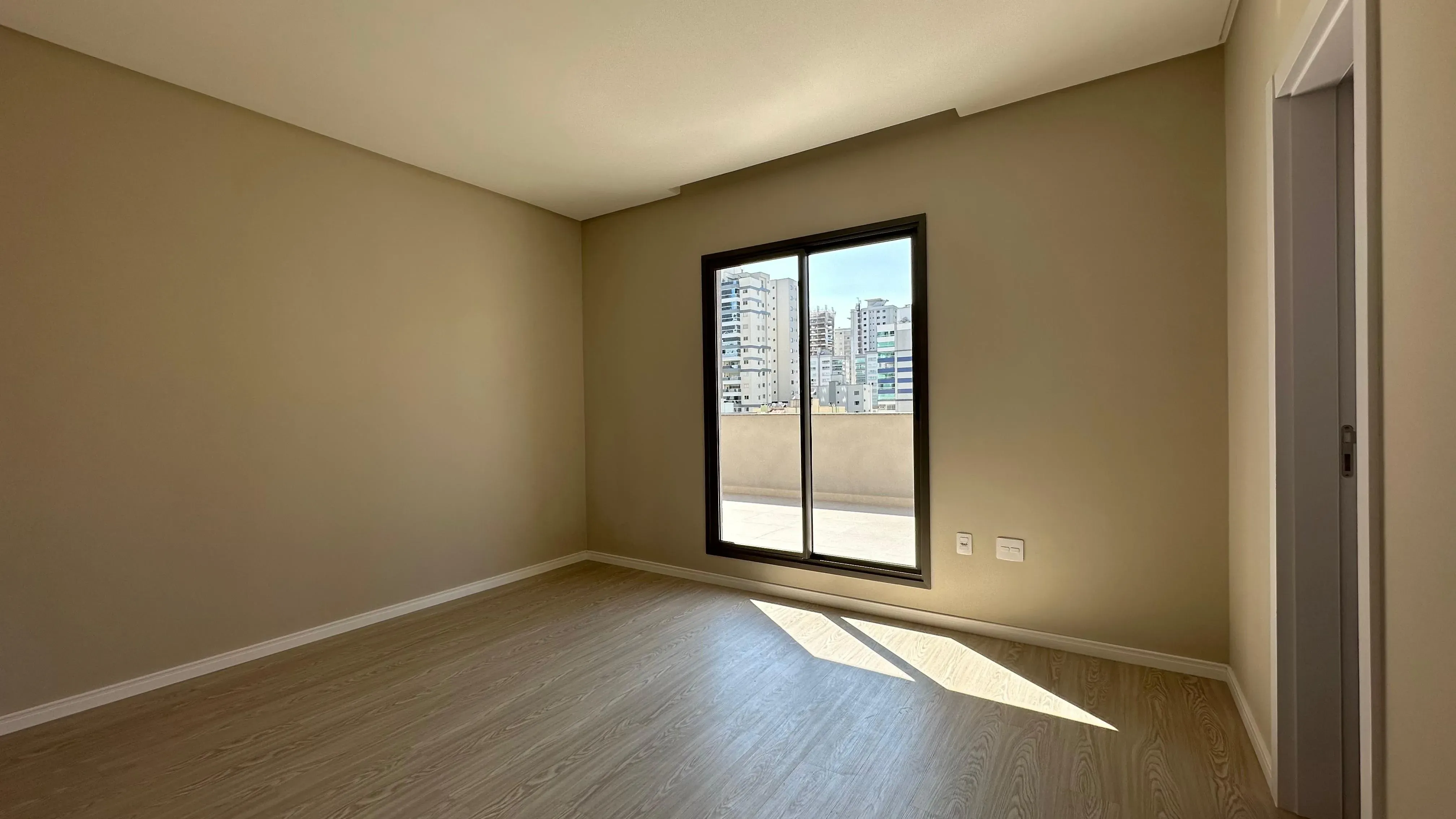 Imagens do imóveis Apartamento diferenciado com terraço! 03 Suítes Vaga dupla no térreo - Meia Praia -Itapema
