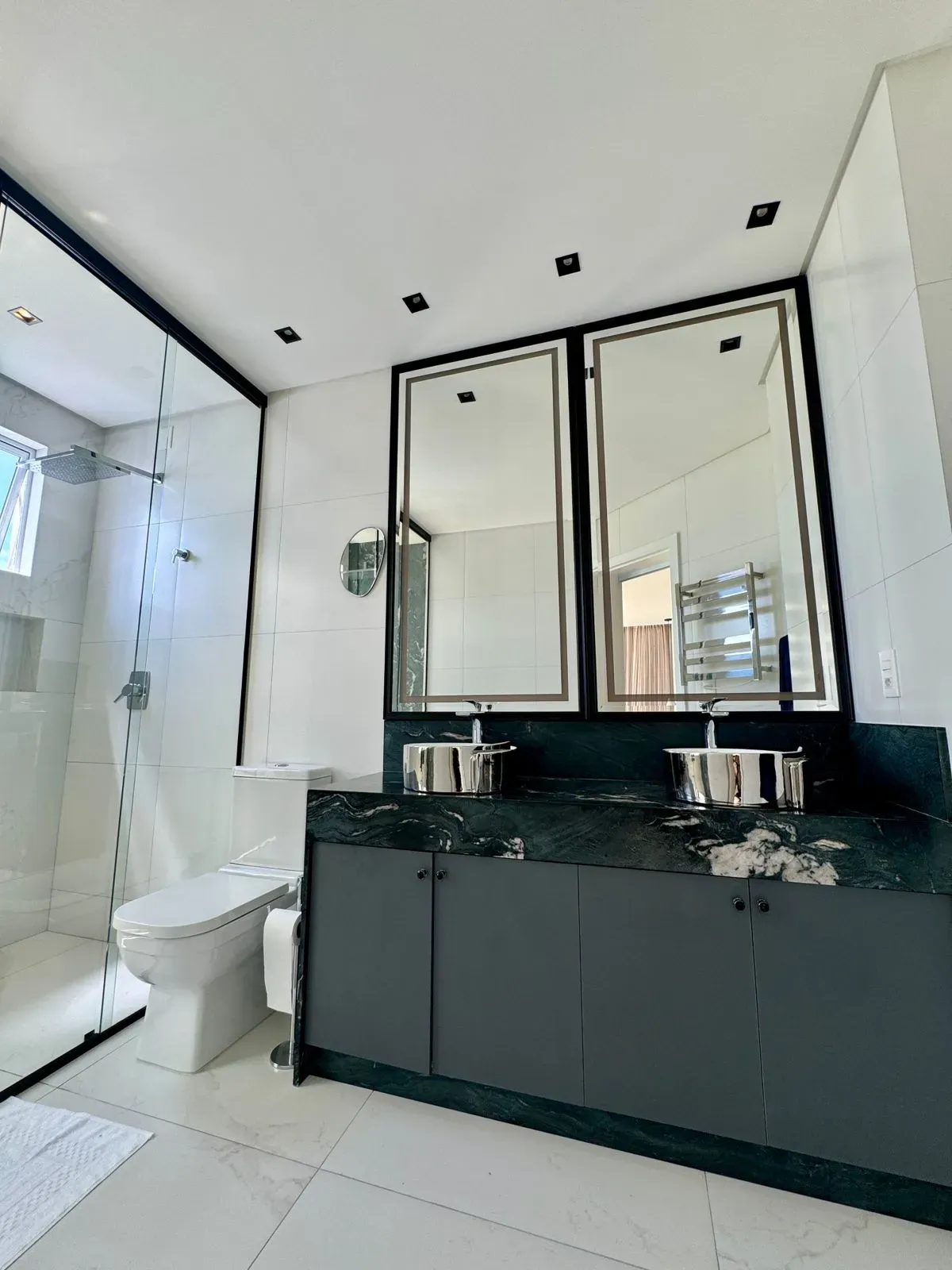 Imagens do imóveis Apartamento com 3 suítes e 4 amplas vagas de garagem na Meia Praia em Itapema