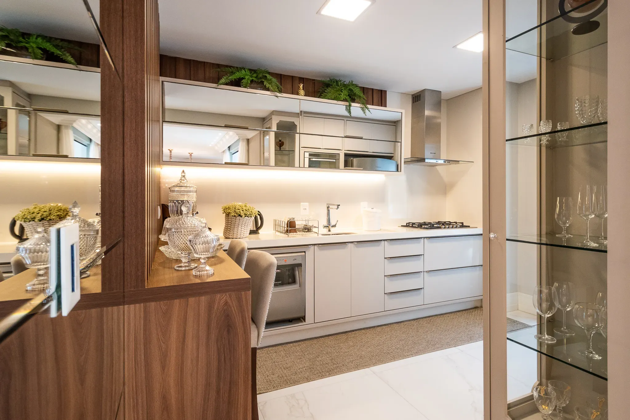 Imagens do imóveis Apartamento mobiliado com 4  suítes e 3 vagas de garagem em Itapema