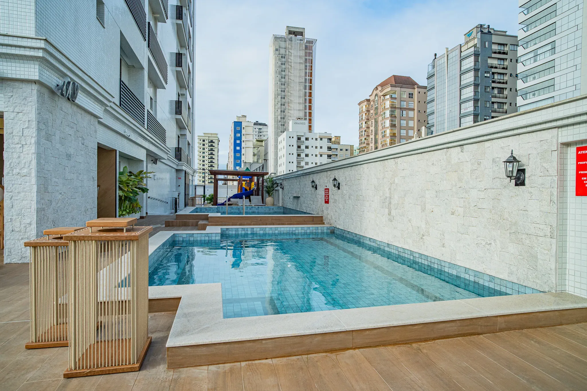 Imagens do imóveis Apartamento na planta com 4 suítes sendo 1 master, 3 vagas de garagem na Meia Praia em Itapema