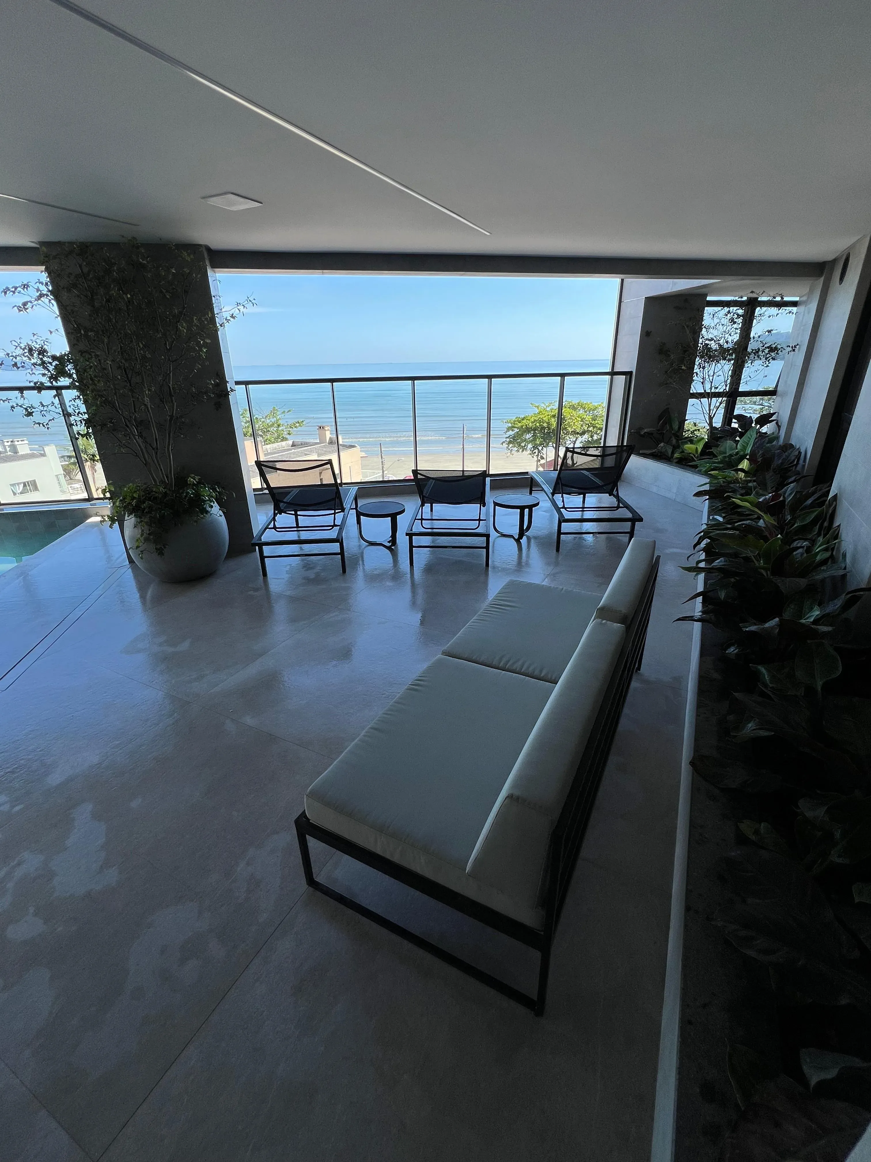 Imagens do imóveis Apartamento frente mar com 3 suítes e 2 vagas de garagem na Praia do Perequê em Porto Belo