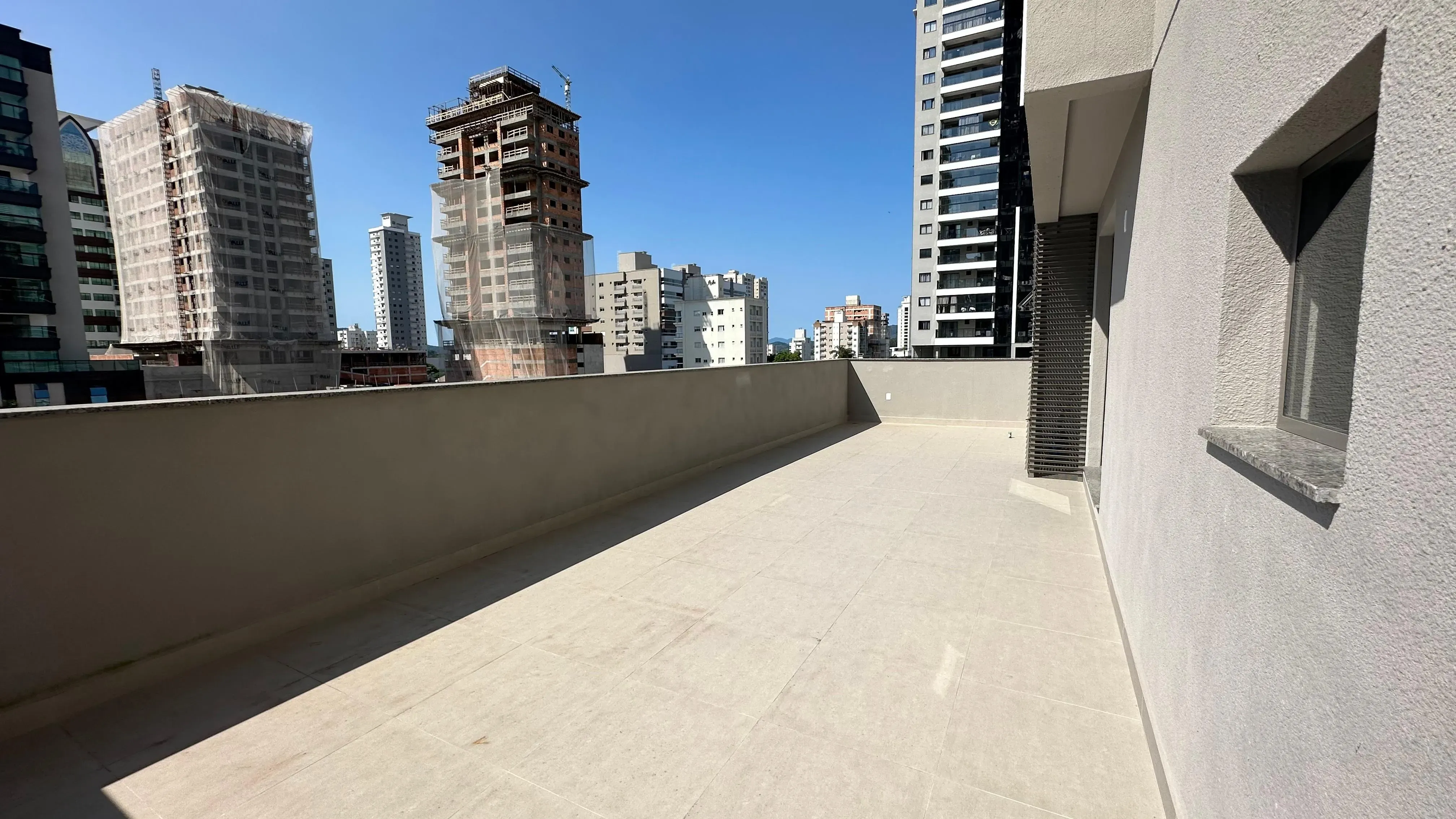Imagens do imóveis Apartamento diferenciado com terraço! 03 Suítes Vaga dupla no térreo - Meia Praia -Itapema