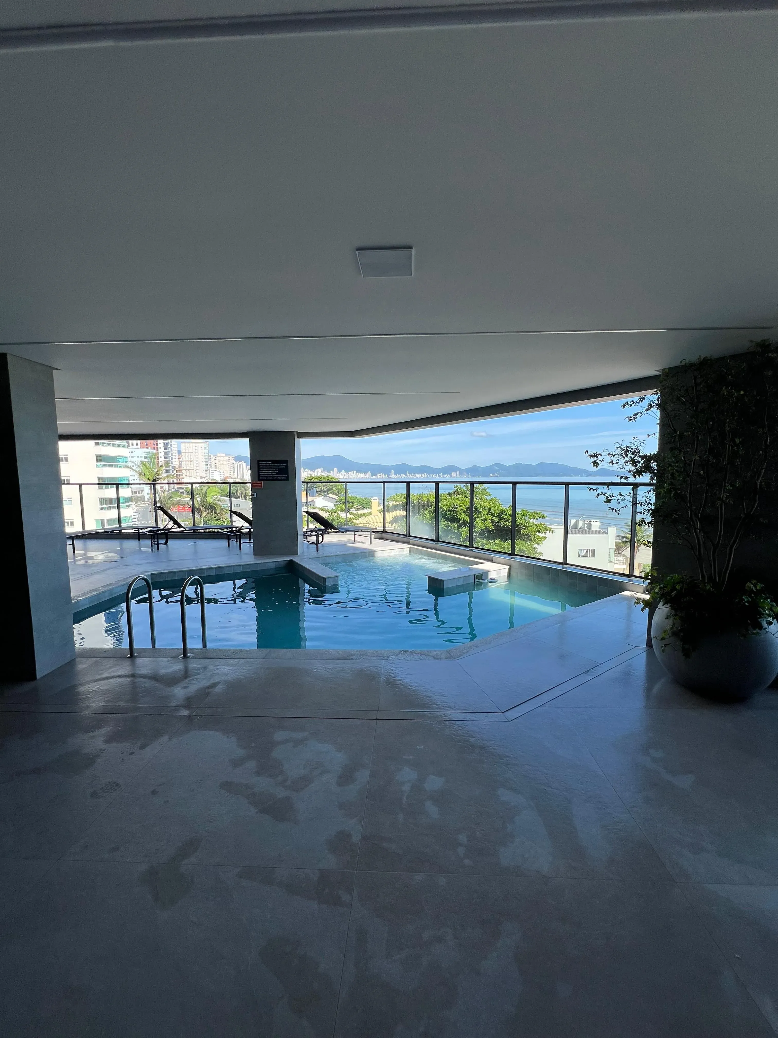 Imagens do imóveis Apartamento frente mar com 3 suítes e 2 vagas de garagem na Praia do Perequê em Porto Belo