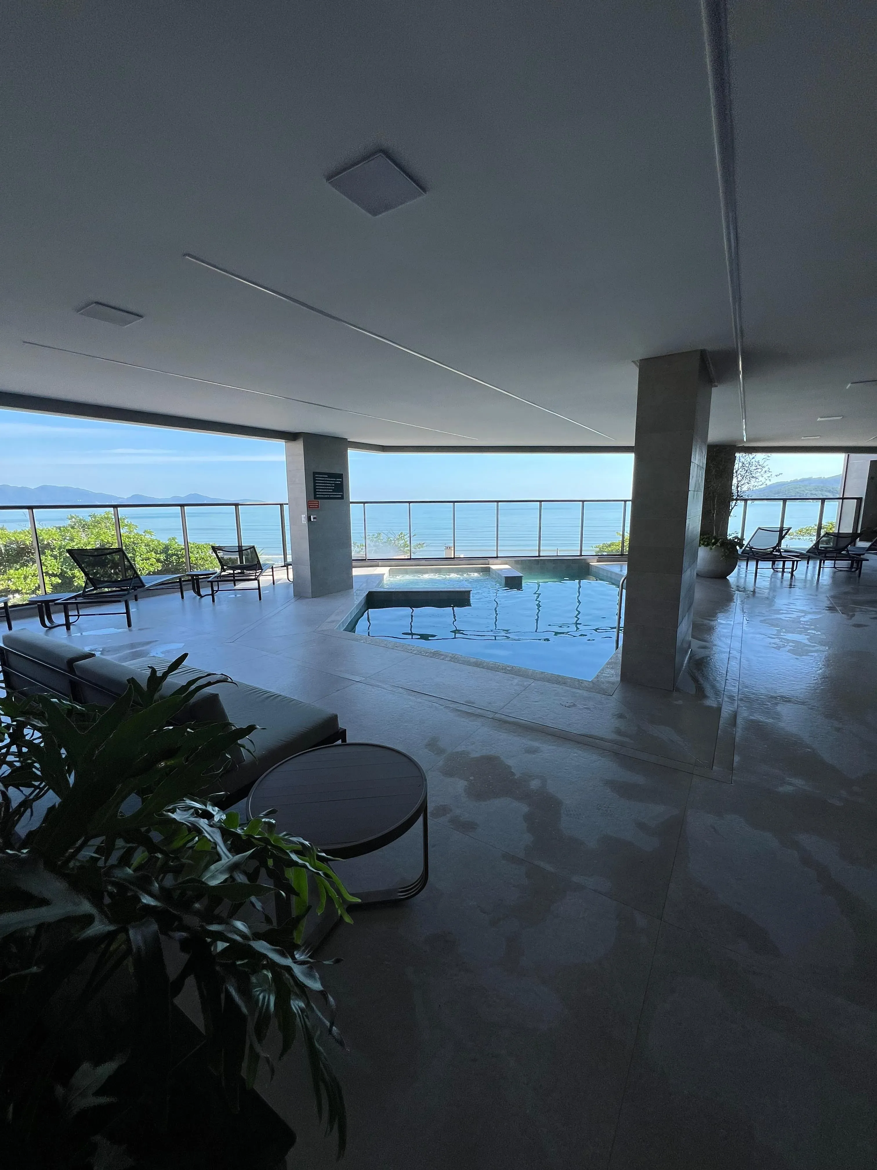 Imagens do imóveis Apartamento frente mar com 3 suítes e 2 vagas de garagem na Praia do Perequê em Porto Belo
