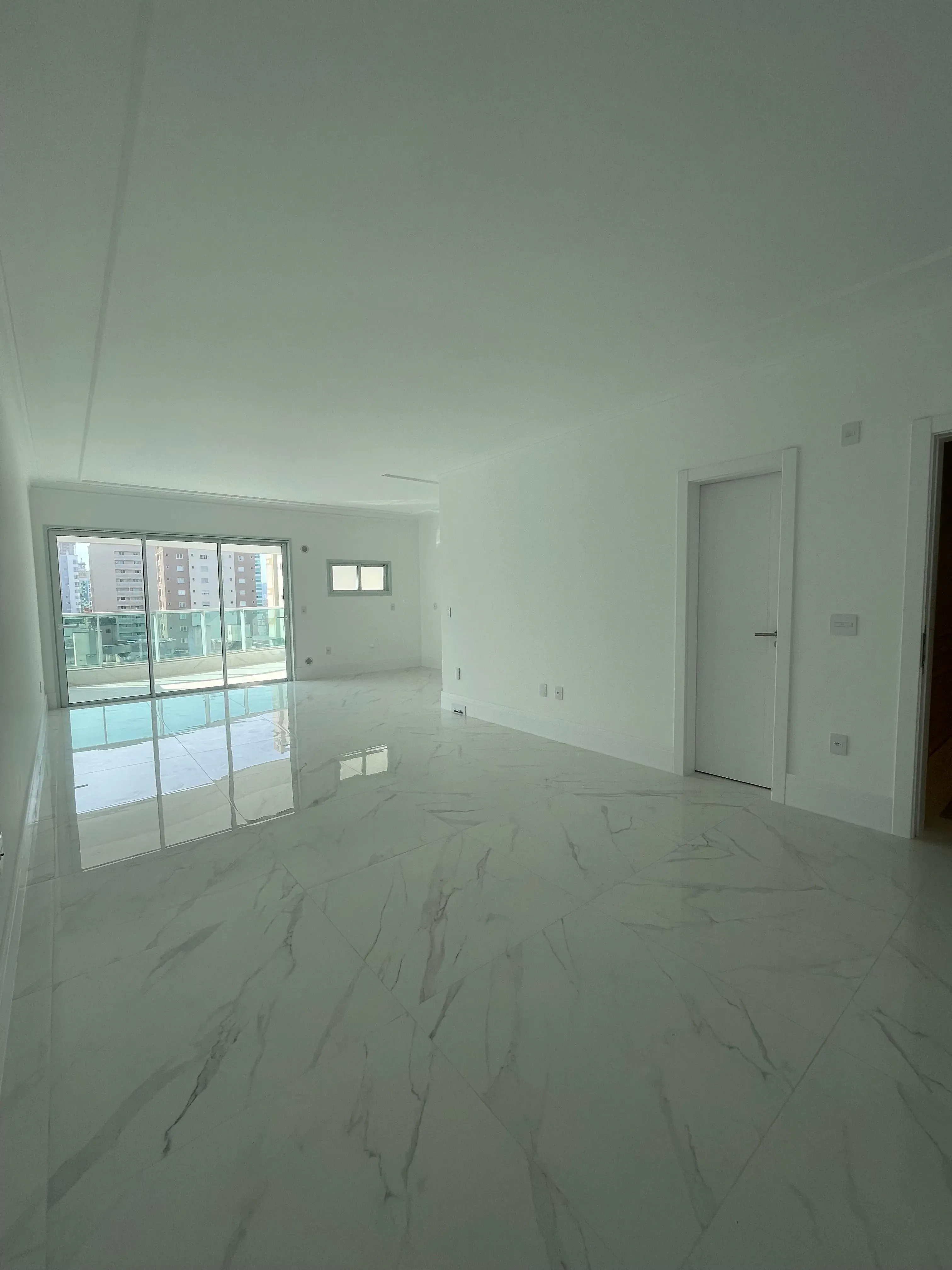 Imagens do imóveis Apartamento com 4 suítes e 3 vagas de garagem no bairro Meia Praia em Itapema