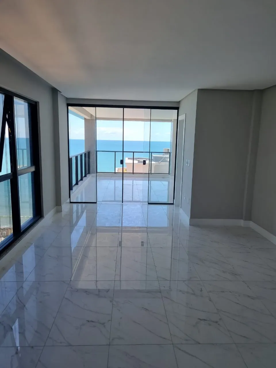 Imagens do imóveis Apartamento com 3 suítes e 3 vagas de garagem na Meia Praia em Itapema