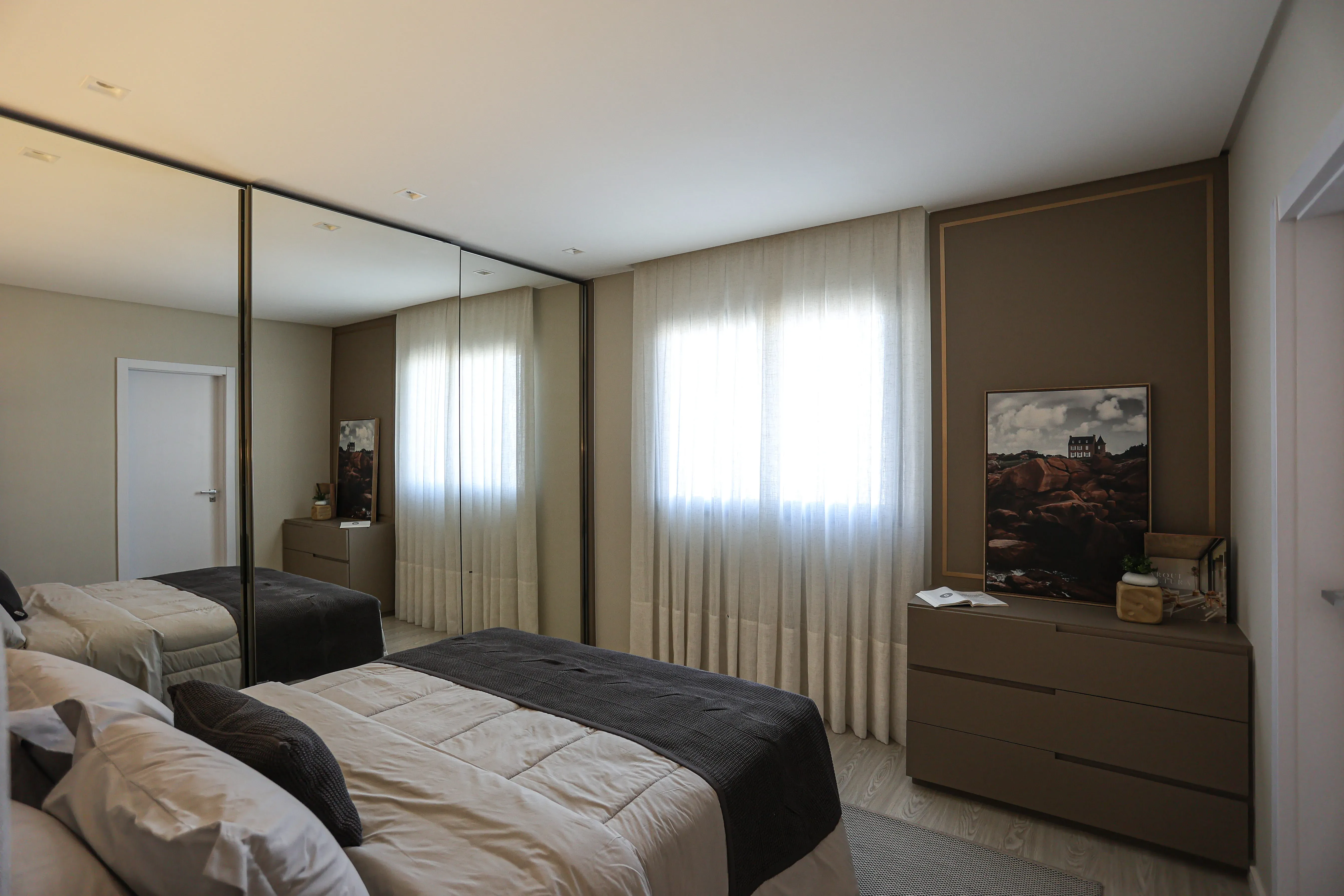 Imagens do imóveis Apartamento Decorado! Com 3 Suítes, 2 vagas de garagem na Meia Praia em Itapema