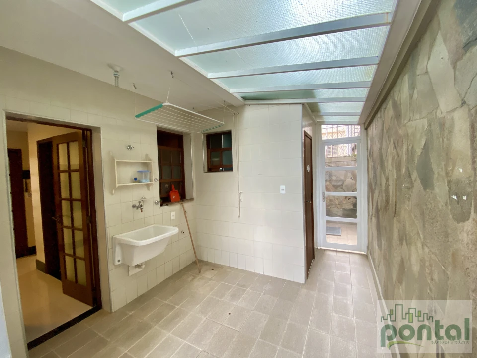 Casa de Alto Padrão com 4 Suítes, Área Gourmet e Garagem no Centro de Nova Friburgo