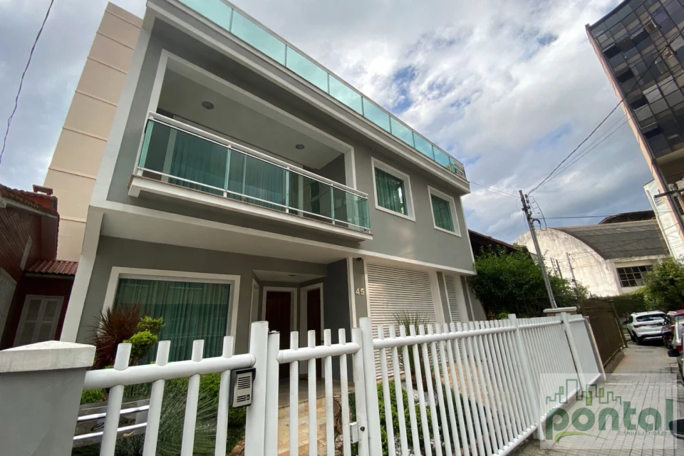 Casa de Alto Padrão com 4 Suítes, Área Gourmet e Garagem no Centro de Nova Friburgo