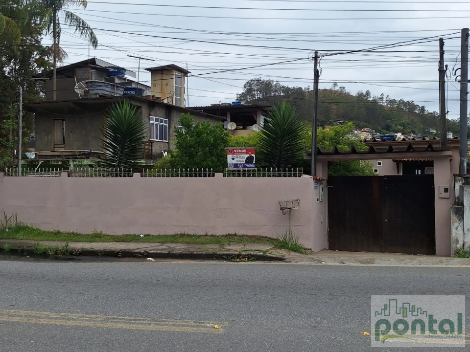 Ampla Casa com Quintal, Churrasqueira e Sauna