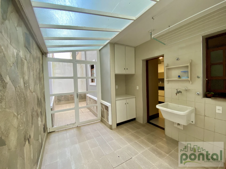 Casa de Alto Padrão com 4 Suítes, Área Gourmet e Garagem no Centro de Nova Friburgo