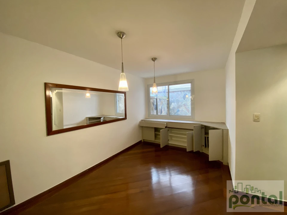 Casa de Alto Padrão com 4 Suítes, Área Gourmet e Garagem no Centro de Nova Friburgo