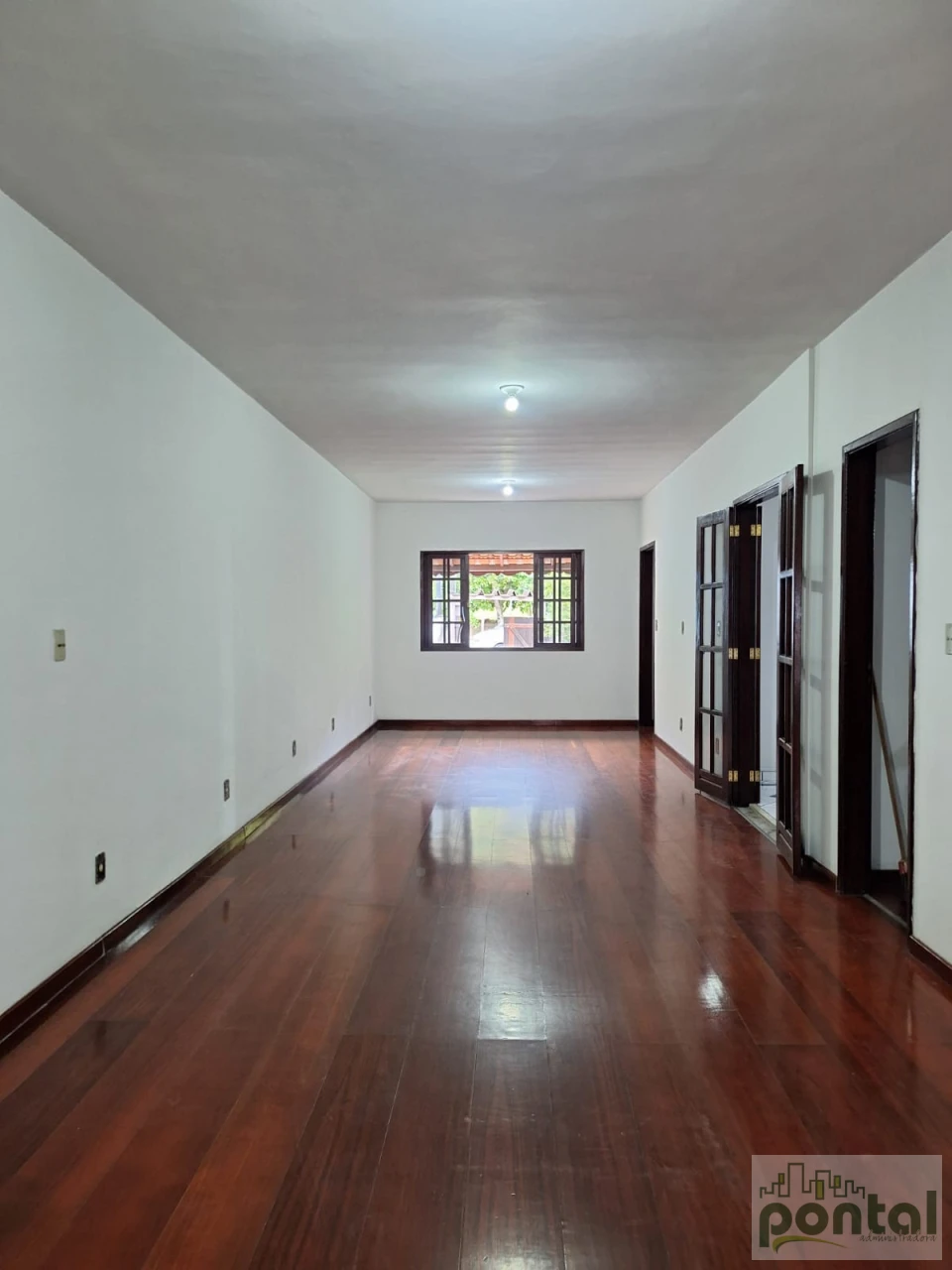 Ampla Casa com Quintal, Churrasqueira e Sauna