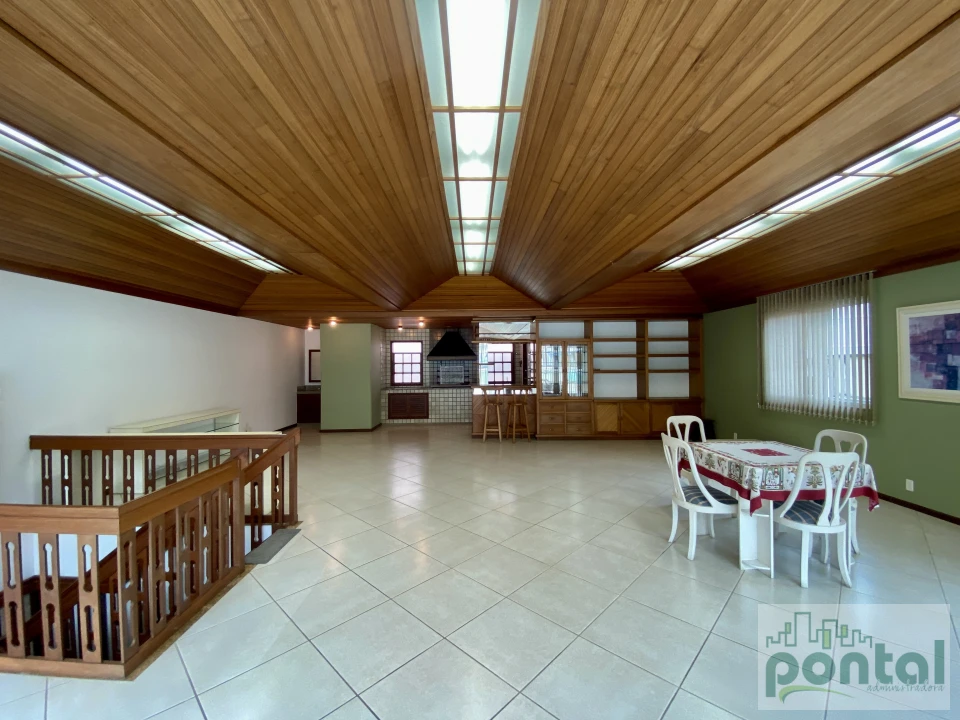 Casa de Alto Padrão com 4 Suítes, Área Gourmet e Garagem no Centro de Nova Friburgo