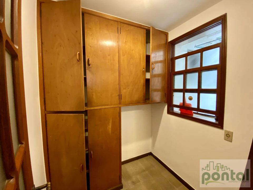 Casa de Alto Padrão com 4 Suítes, Área Gourmet e Garagem no Centro de Nova Friburgo