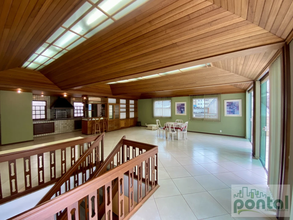 Casa de Alto Padrão com 4 Suítes, Área Gourmet e Garagem no Centro de Nova Friburgo
