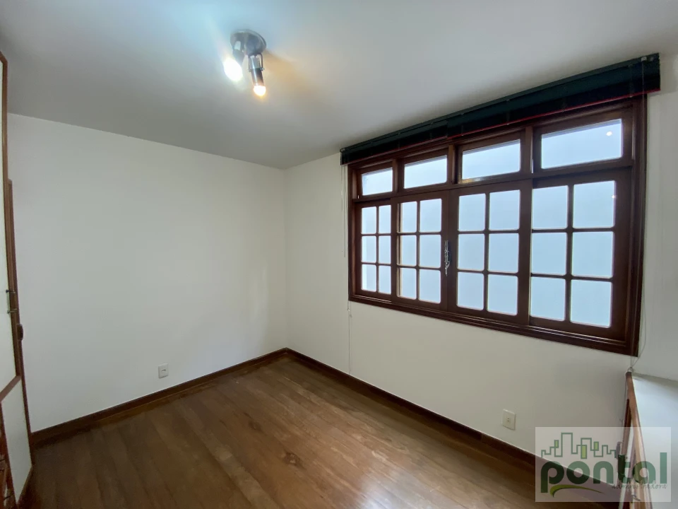 Casa de Alto Padrão com 4 Suítes, Área Gourmet e Garagem no Centro de Nova Friburgo