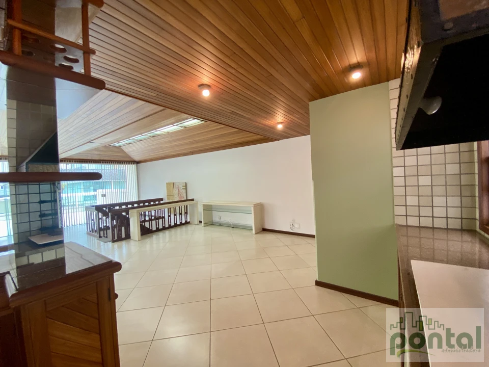 Casa de Alto Padrão com 4 Suítes, Área Gourmet e Garagem no Centro de Nova Friburgo