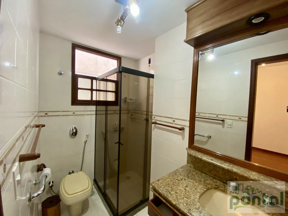 Casa de Alto Padrão com 4 Suítes, Área Gourmet e Garagem no Centro de Nova Friburgo