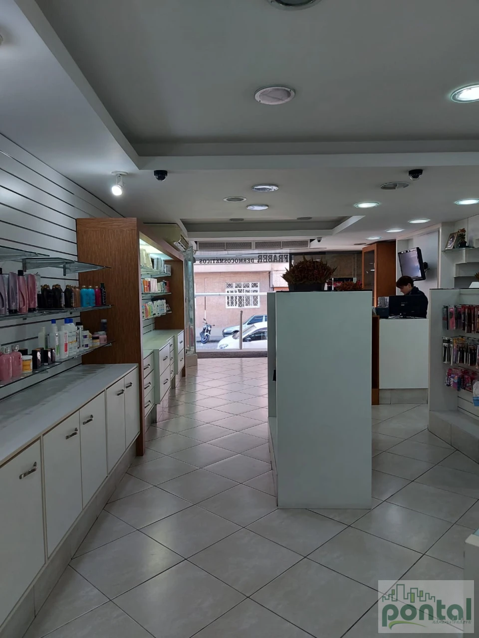 AMPLA LOJA NO CENTRO DE NOVA FRIBURGO