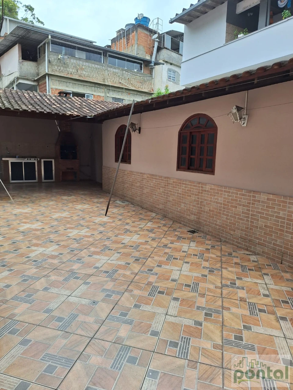 Ampla Casa com Quintal, Churrasqueira e Sauna