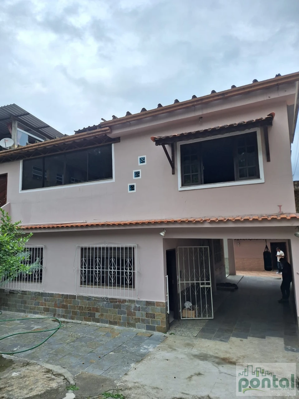 Ampla Casa com Quintal, Churrasqueira e Sauna
