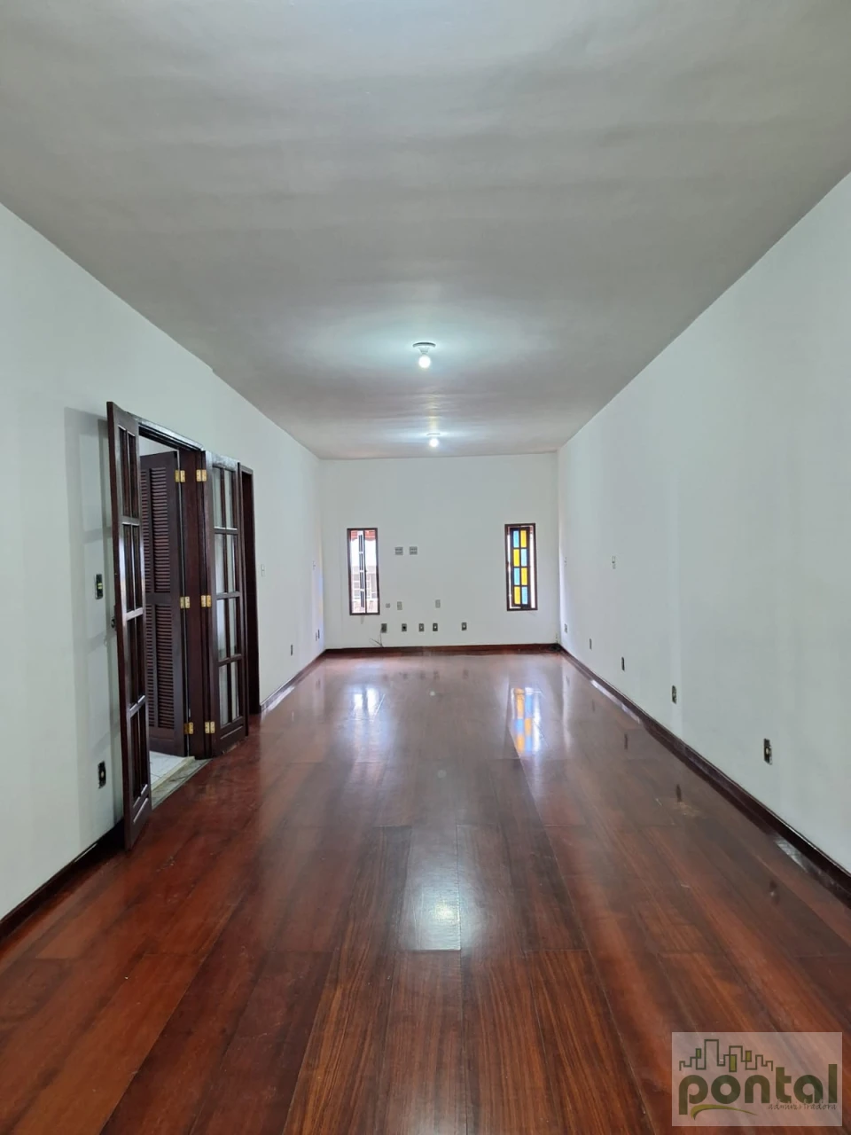 Ampla Casa com Quintal, Churrasqueira e Sauna