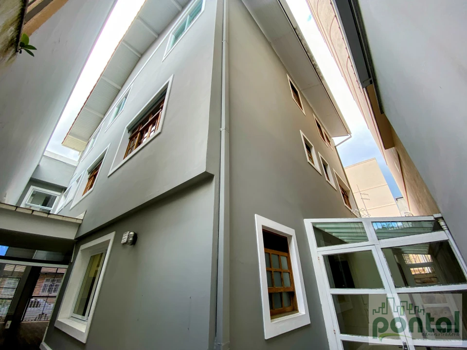 Casa de Alto Padrão com 4 Suítes, Área Gourmet e Garagem no Centro de Nova Friburgo