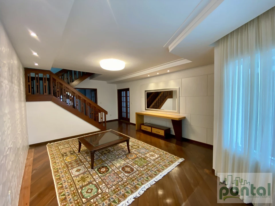 Casa de Alto Padrão com 4 Suítes, Área Gourmet e Garagem no Centro de Nova Friburgo