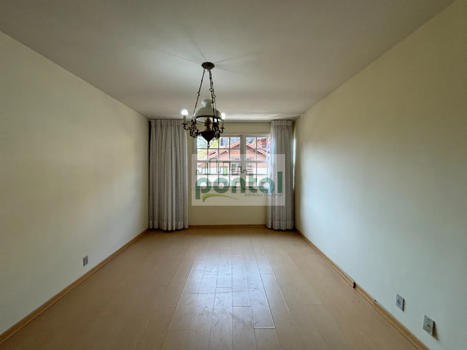 Imagens do imóveis Apartamento de 3 Quartos nas Braunes, Praticamente no Centro — Apenas 200m da Avenida Alberto Braune