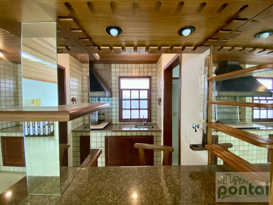 Casa de Alto Padrão com 4 Suítes, Área Gourmet e Garagem no Centro de Nova Friburgo