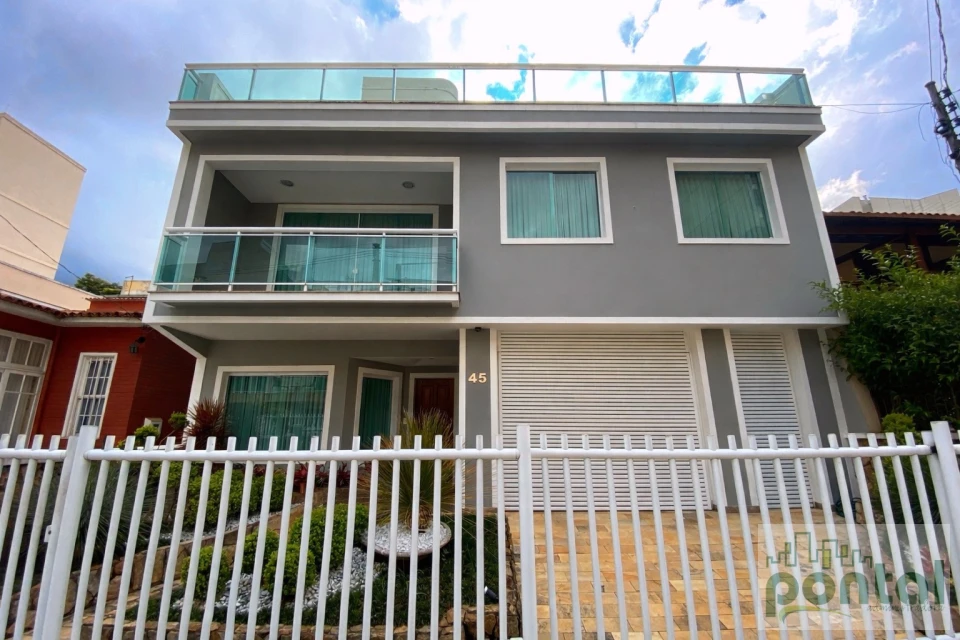 Casa de Alto Padrão com 4 Suítes, Área Gourmet e Garagem no Centro de Nova Friburgo